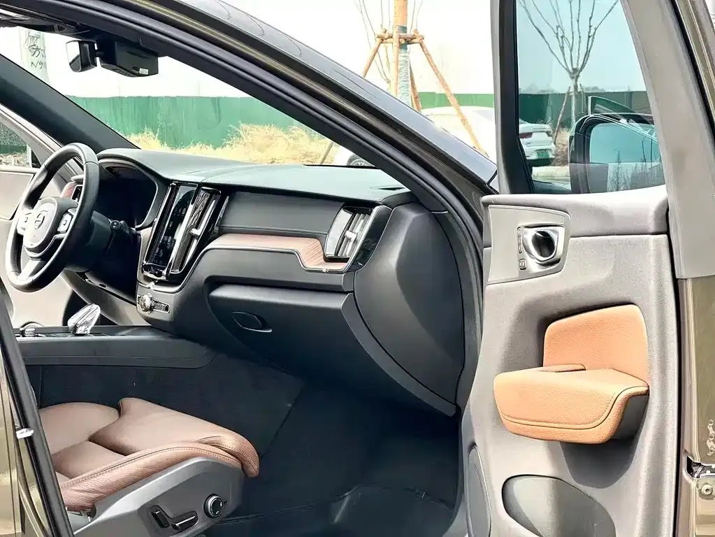 Volvo XC60 — фото 3