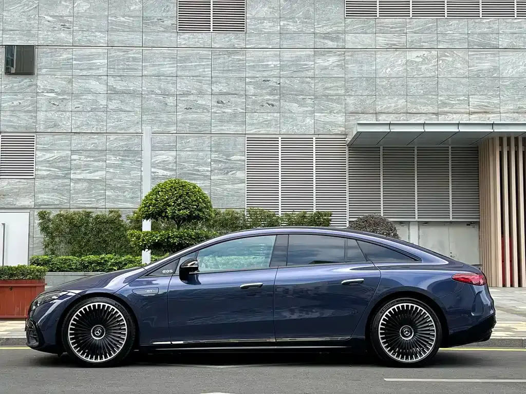Mercedes-Benz EQS AMG — фото 8