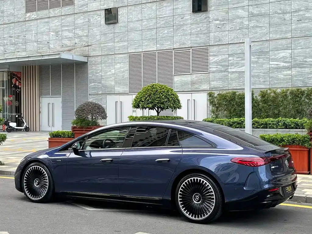 Mercedes-Benz EQS AMG — фото 2