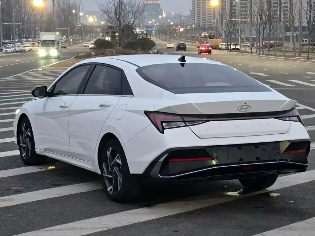 Hyundai Elantra — фото 3