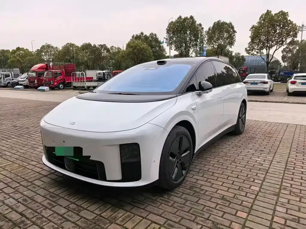 Li Auto i8 — фото 1