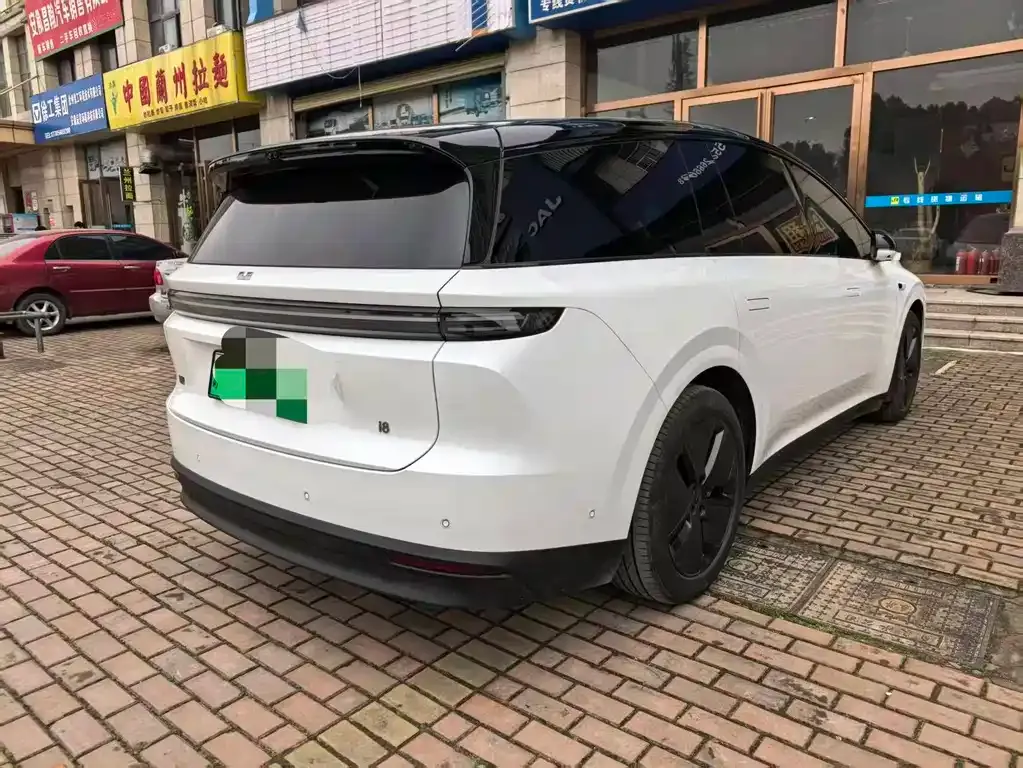 Li Auto i8 — фото 10