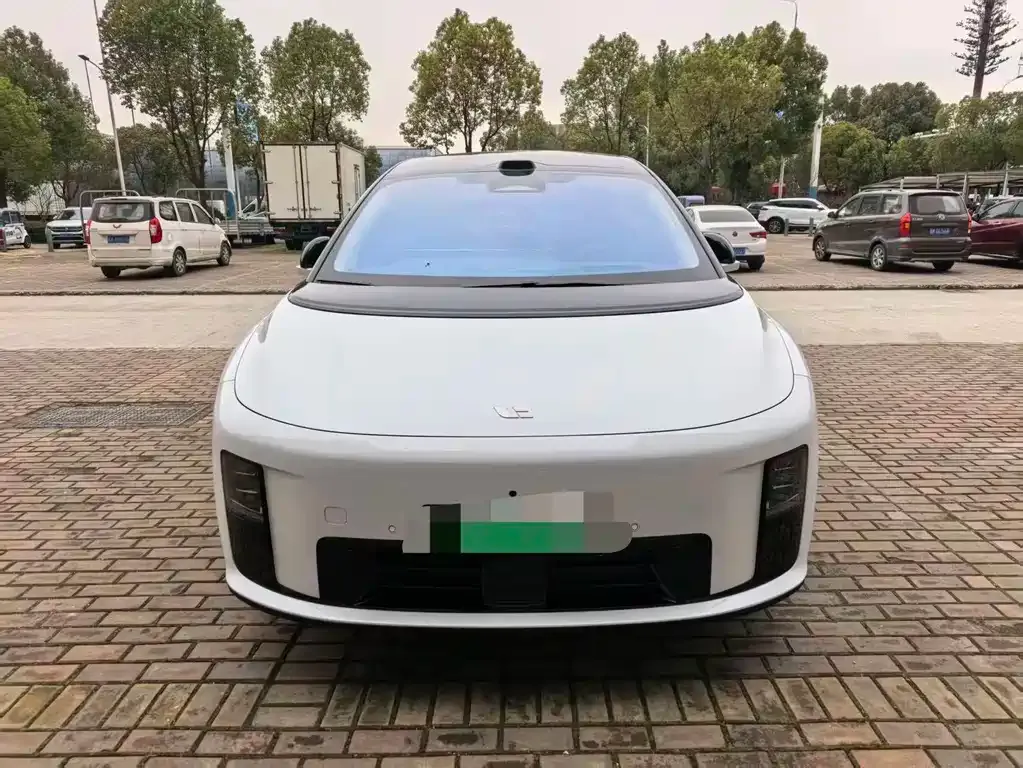 Li Auto i8 — фото 9