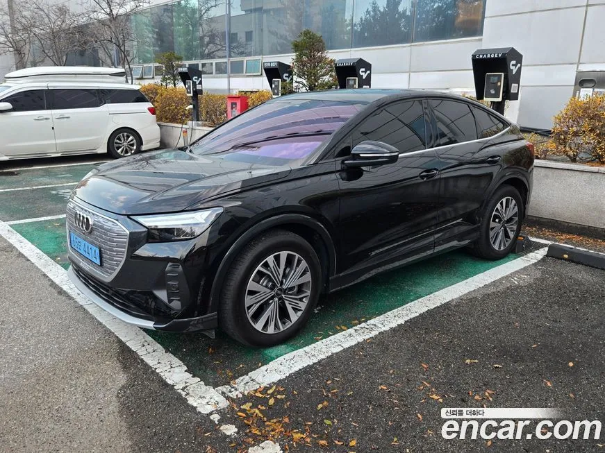 Audi Q4 e-tron — фото 1