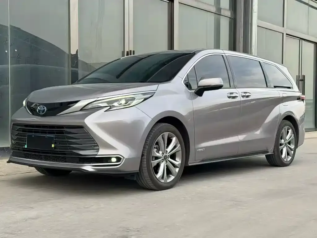 Toyota Sienna — фото 1