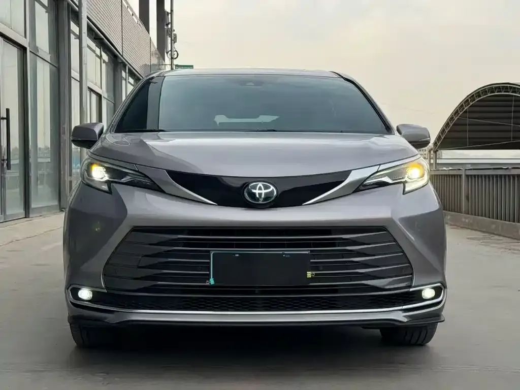 Toyota Sienna — фото 9