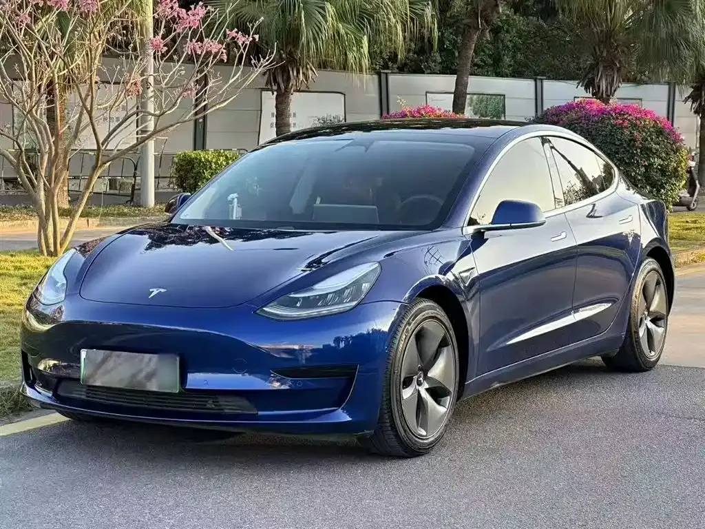 Tesla Model 3 — фото 1
