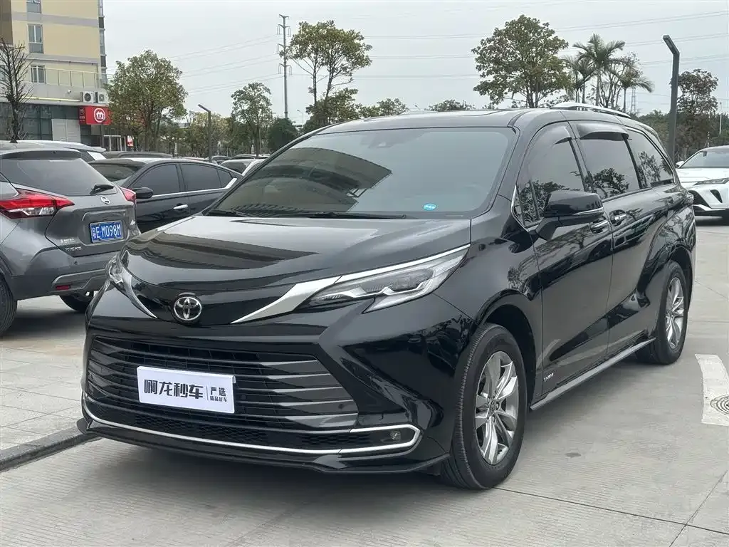 Toyota Sienna — фото 1