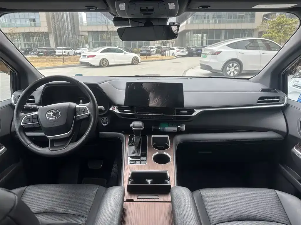 Toyota Sienna — фото 10