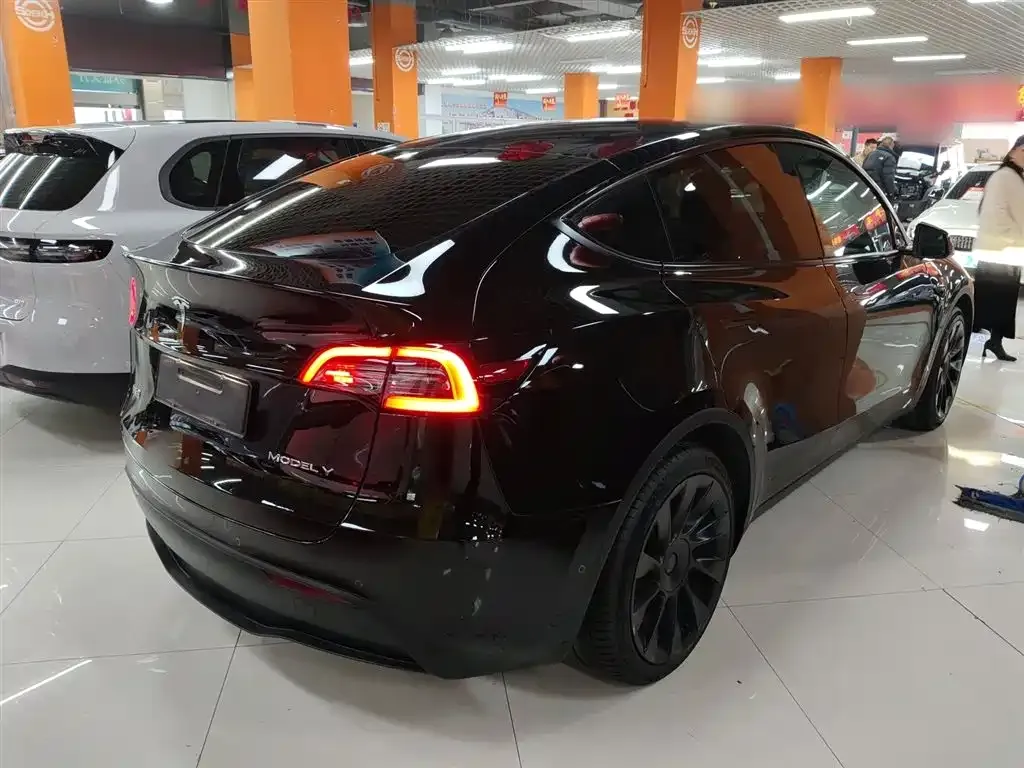 Tesla Model Y — фото 4