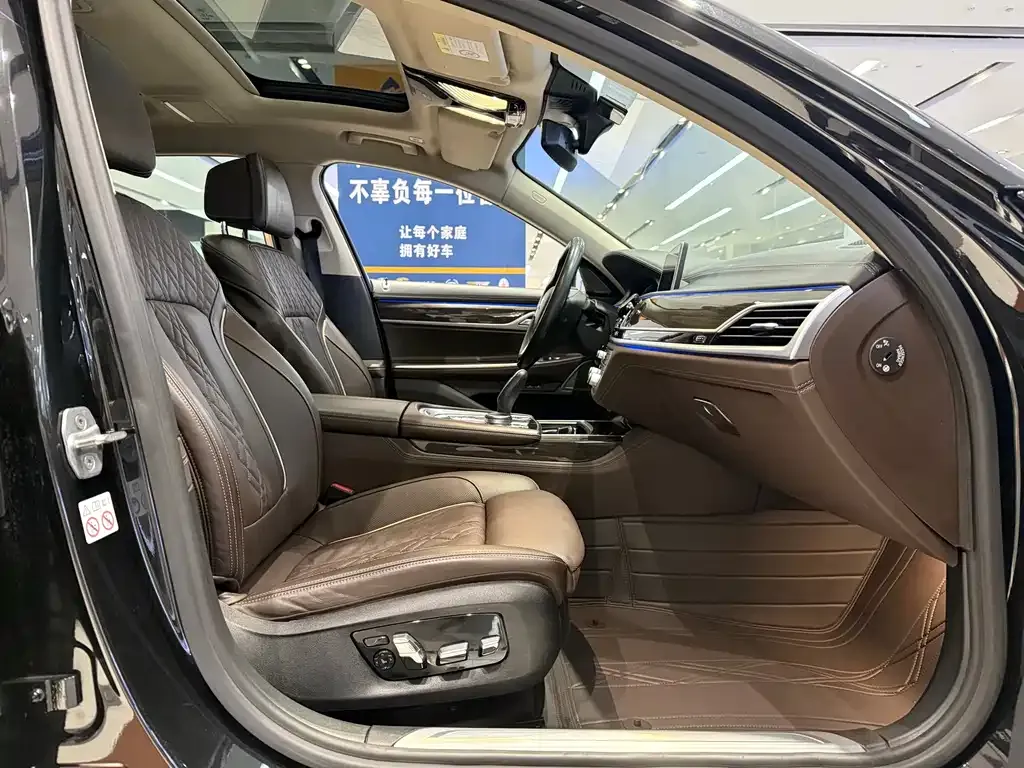 BMW 7 Series — фото 10