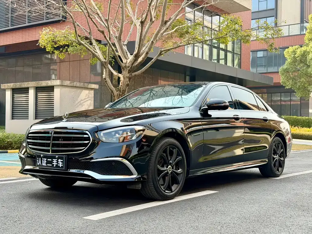 Mercedes-Benz E-Class — фото 1