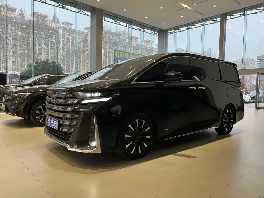 Toyota Vellfire — фото 1