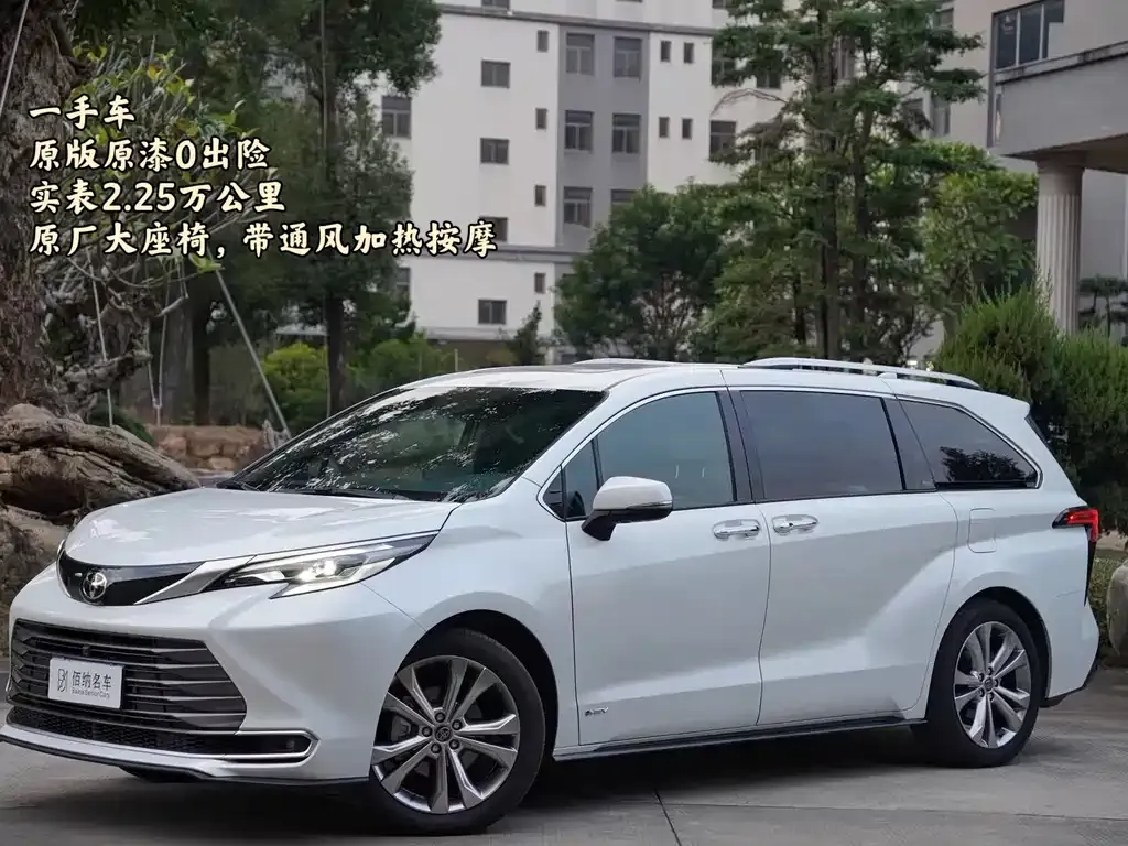 Toyota Sienna — фото 1