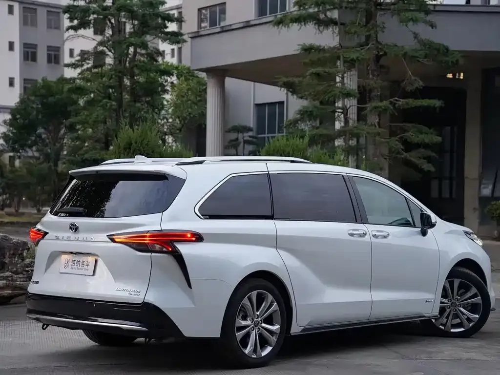 Toyota Sienna — фото 5