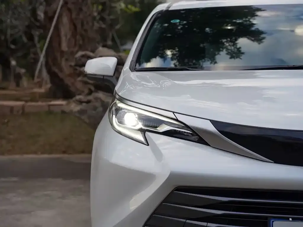 Toyota Sienna — фото 2