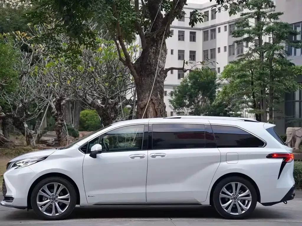 Toyota Sienna — фото 9