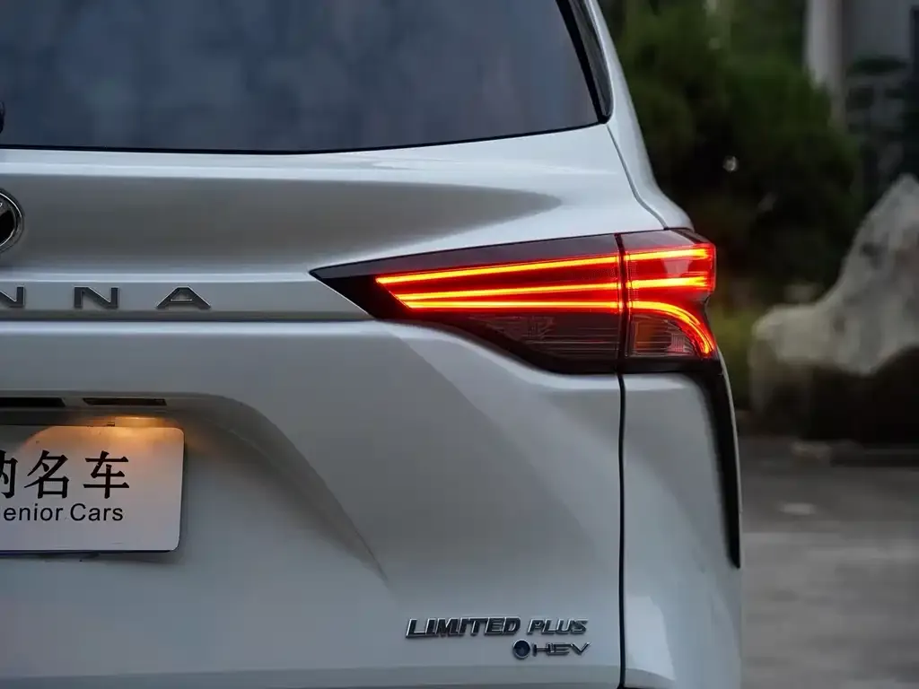 Toyota Sienna — фото 3