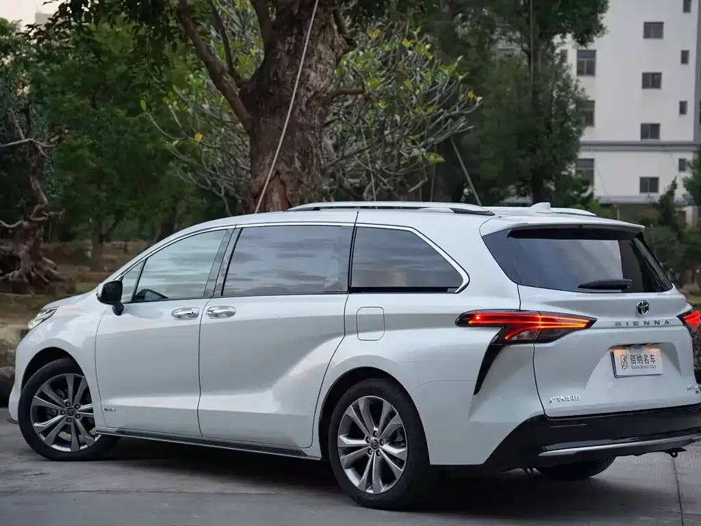 Toyota Sienna — фото 4