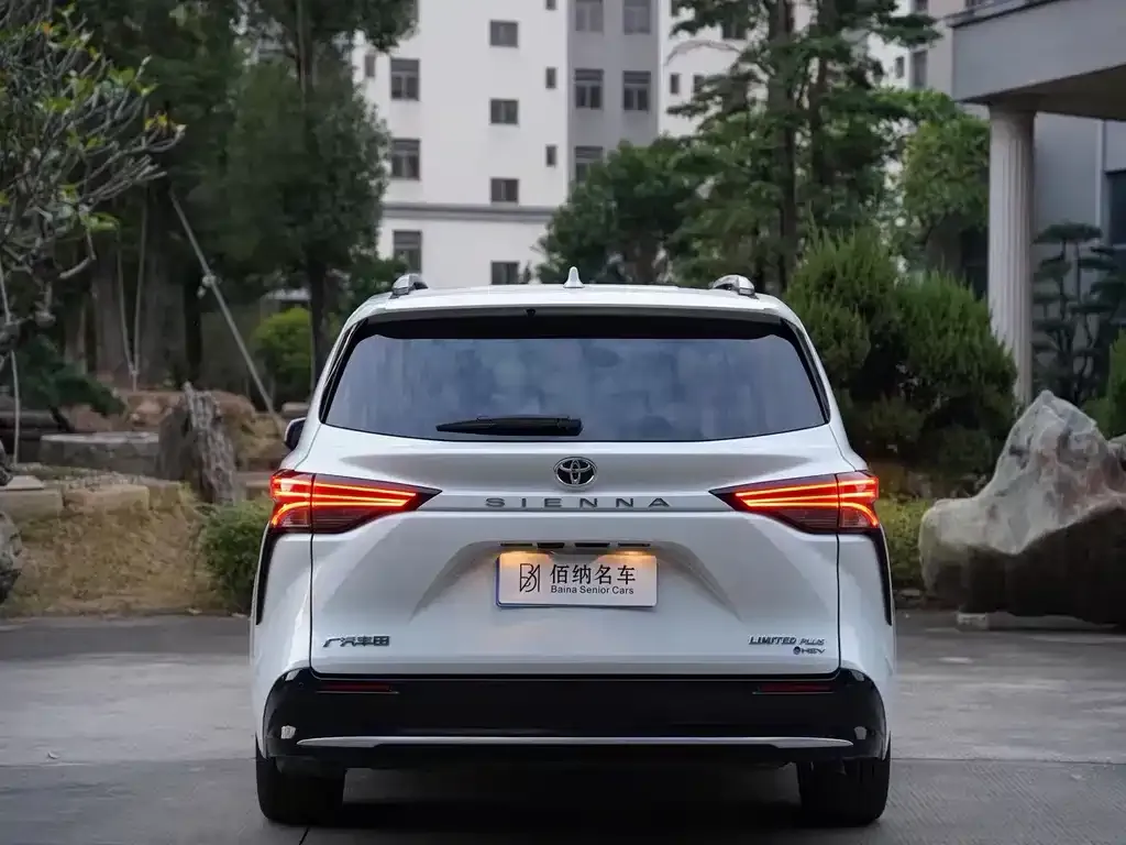 Toyota Sienna — фото 8