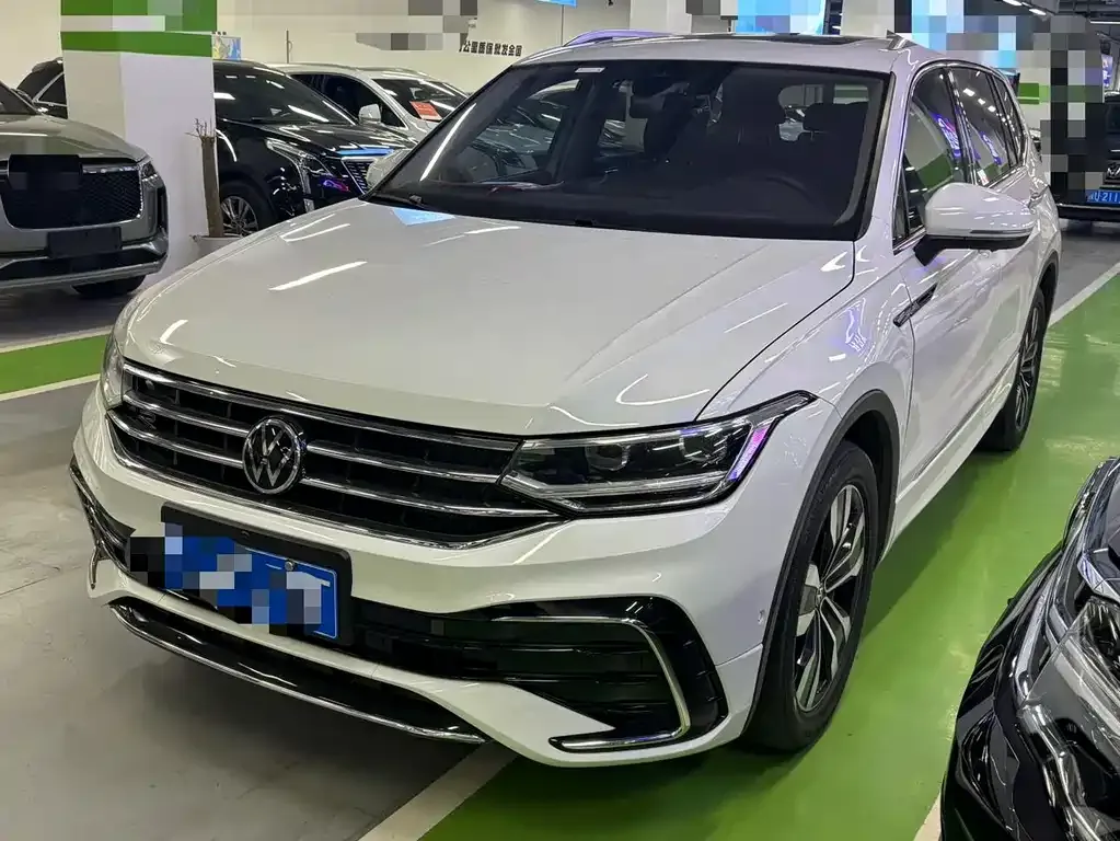 Volkswagen Tiguan L — фото 1