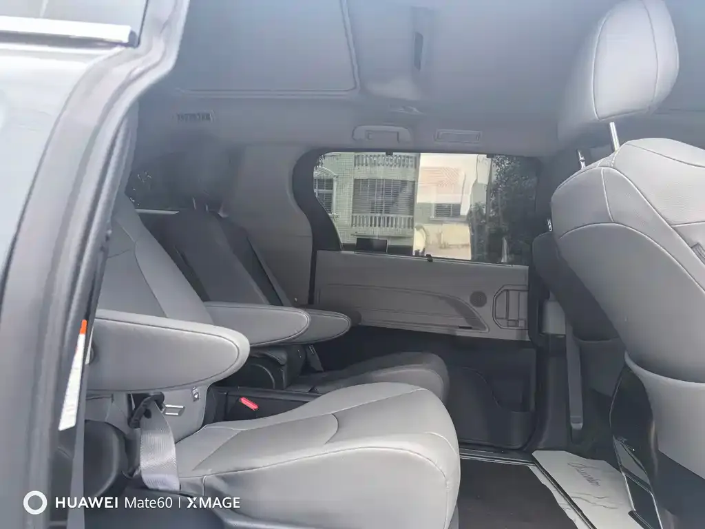 Toyota Granvia — фото 2