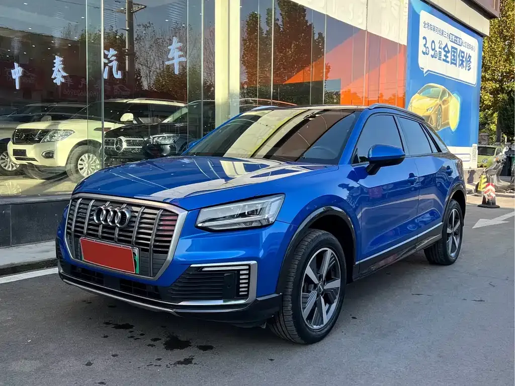 Audi Q2L e-tron — фото 1