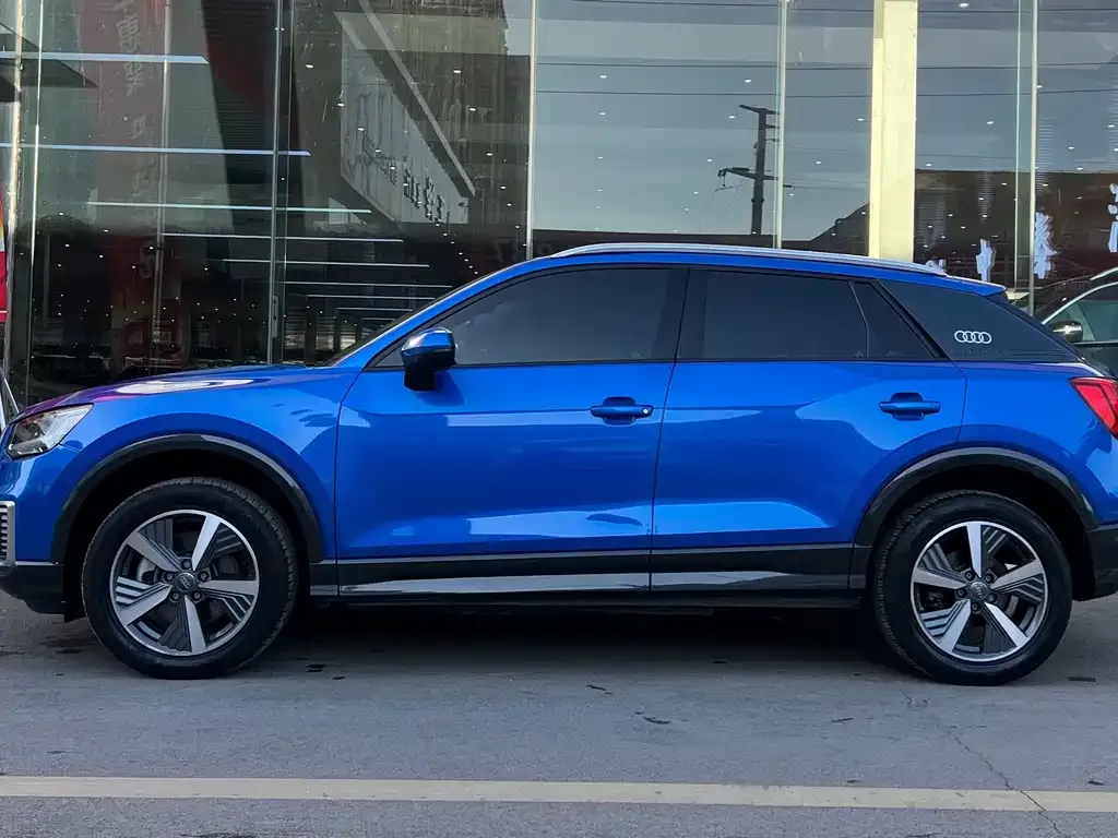 Audi Q2L e-tron — фото 2