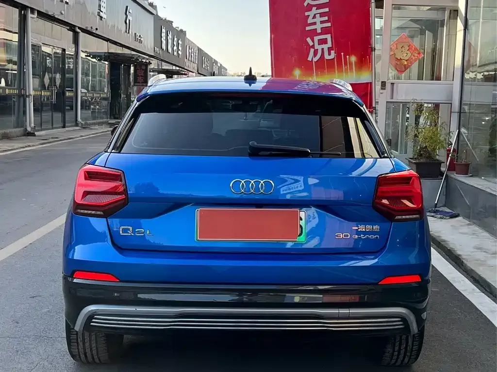Audi Q2L e-tron — фото 3