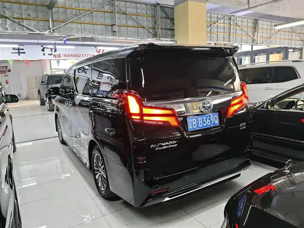 Toyota Alphard — фото 4