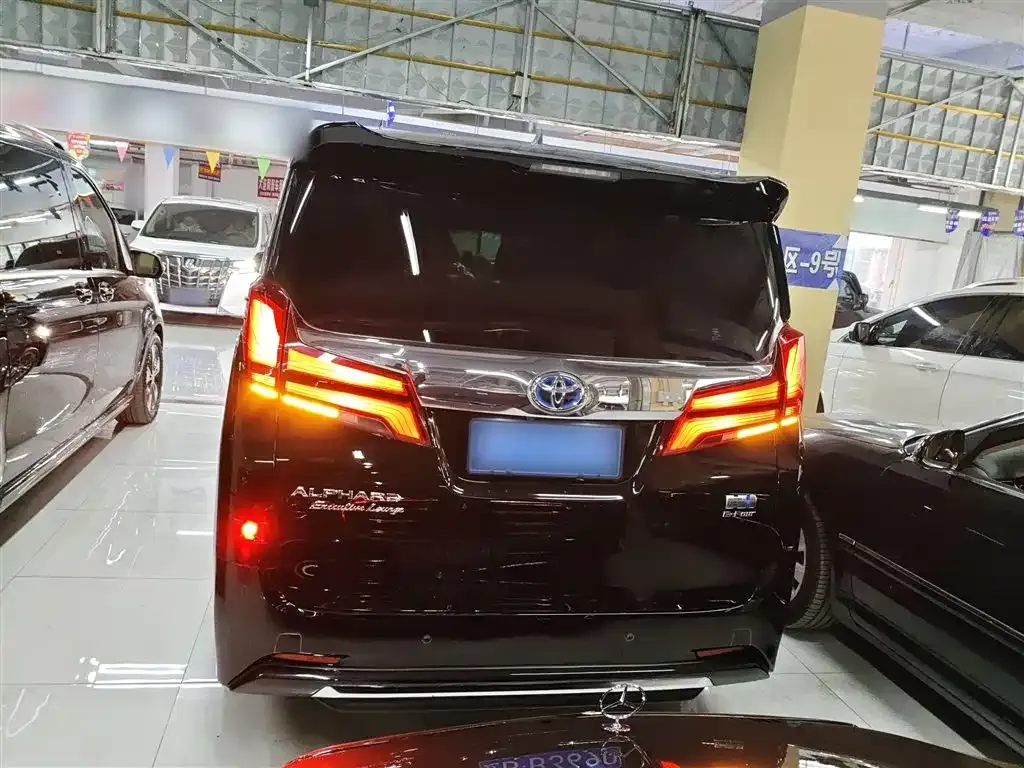 Toyota Alphard — фото 5