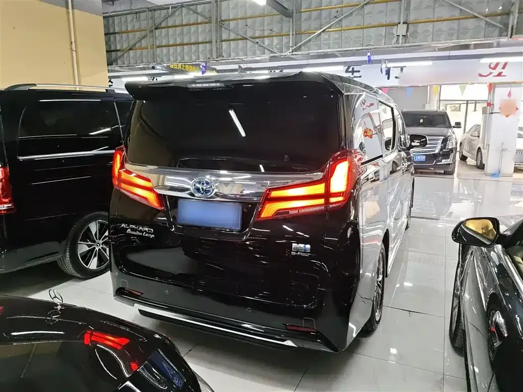 Toyota Alphard — фото 3