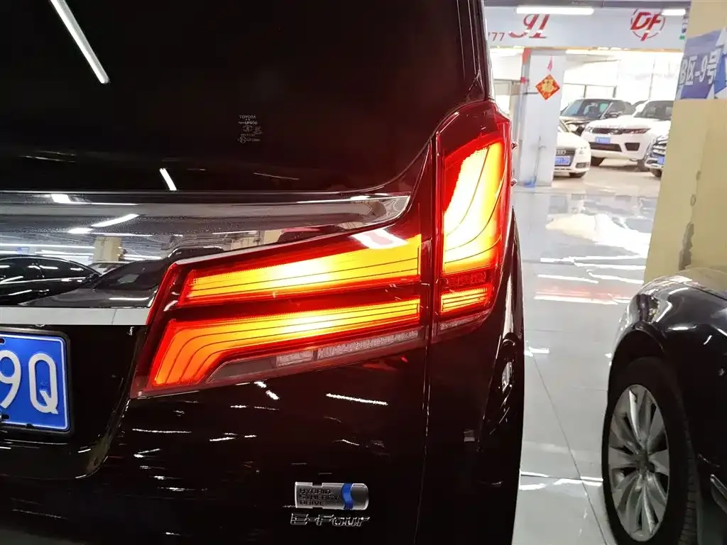 Toyota Alphard — фото 8