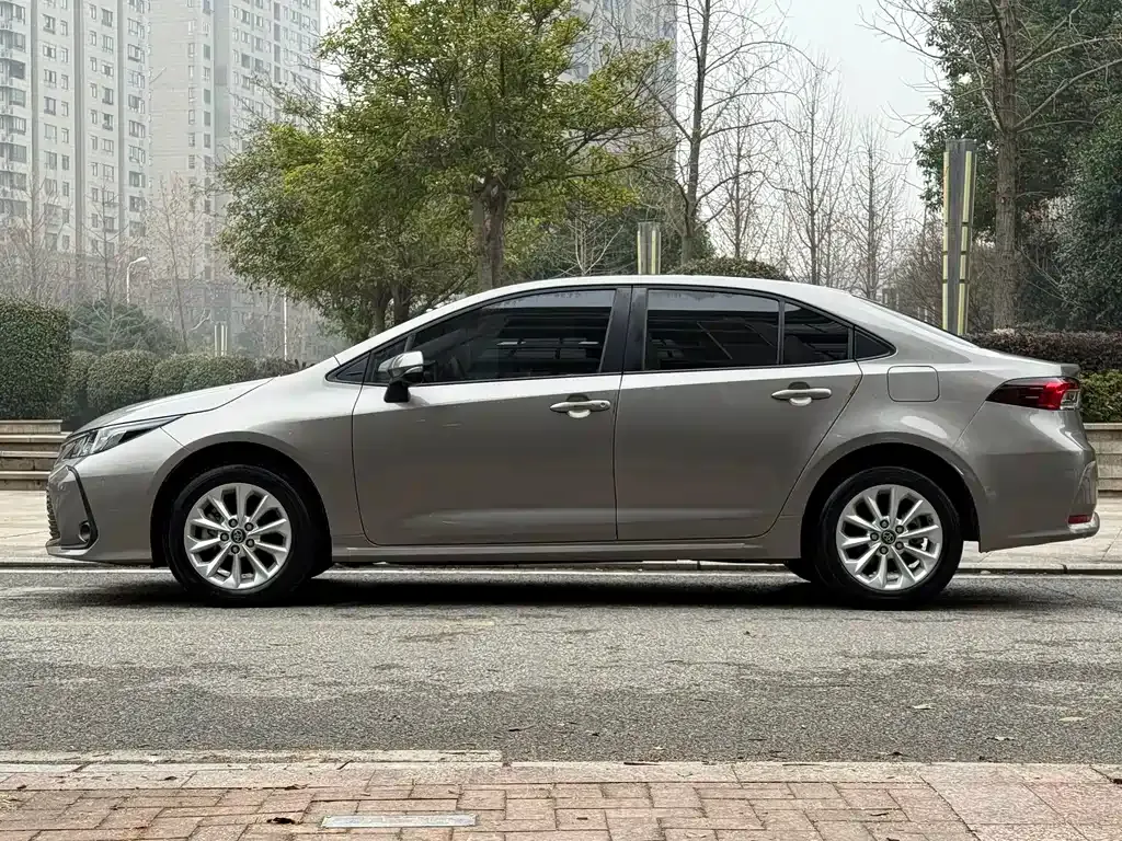 Toyota Corolla — фото 10