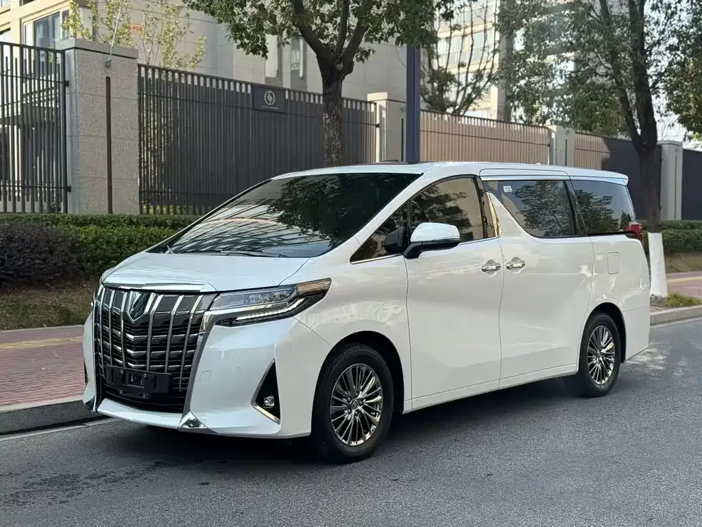 Toyota Alphard — фото 1