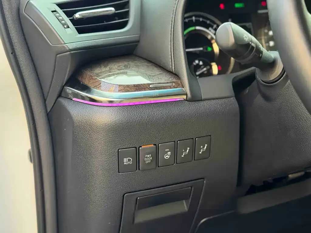 Toyota Alphard — фото 5