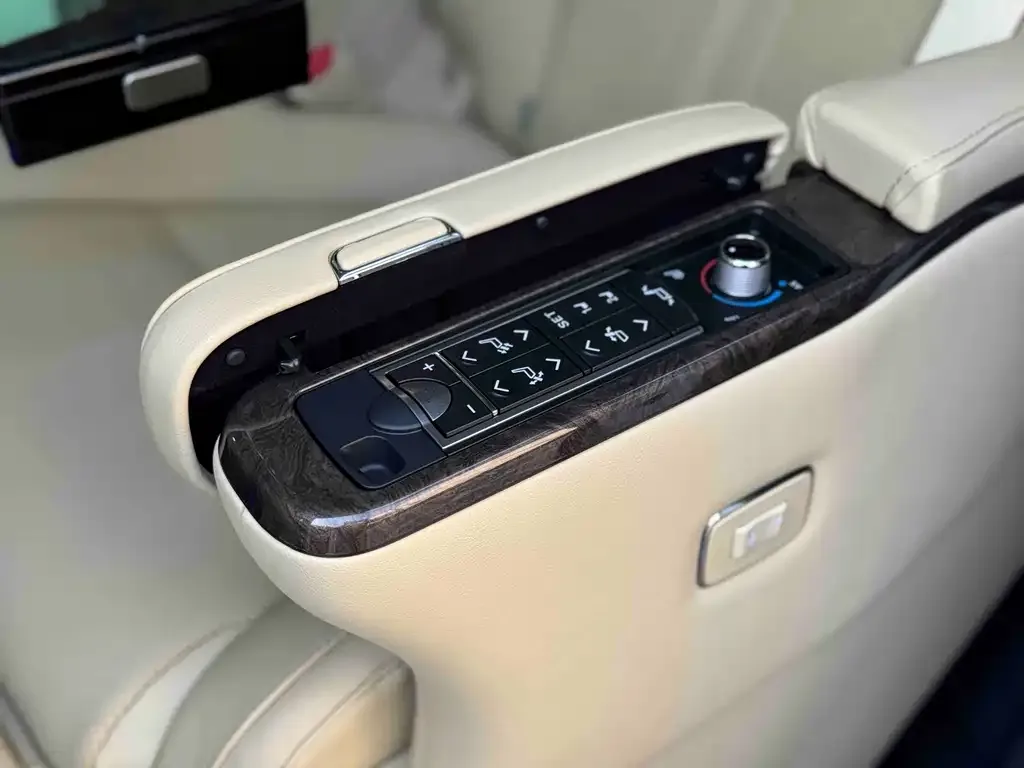 Toyota Alphard — фото 2