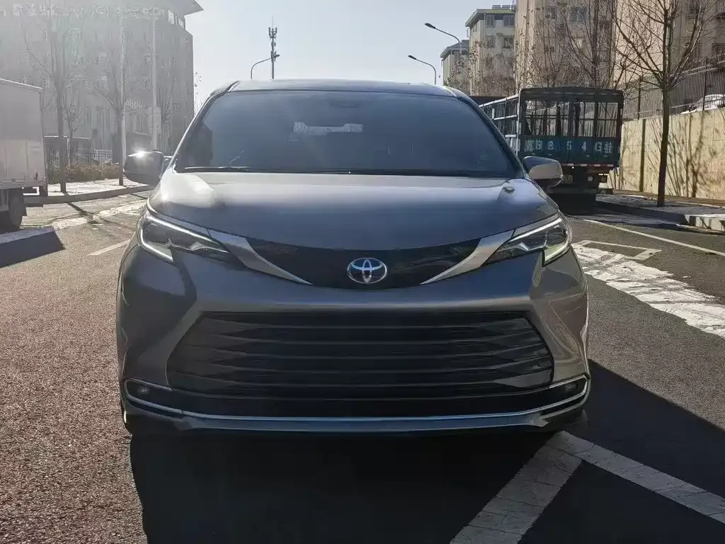 Toyota Sienna — фото 1
