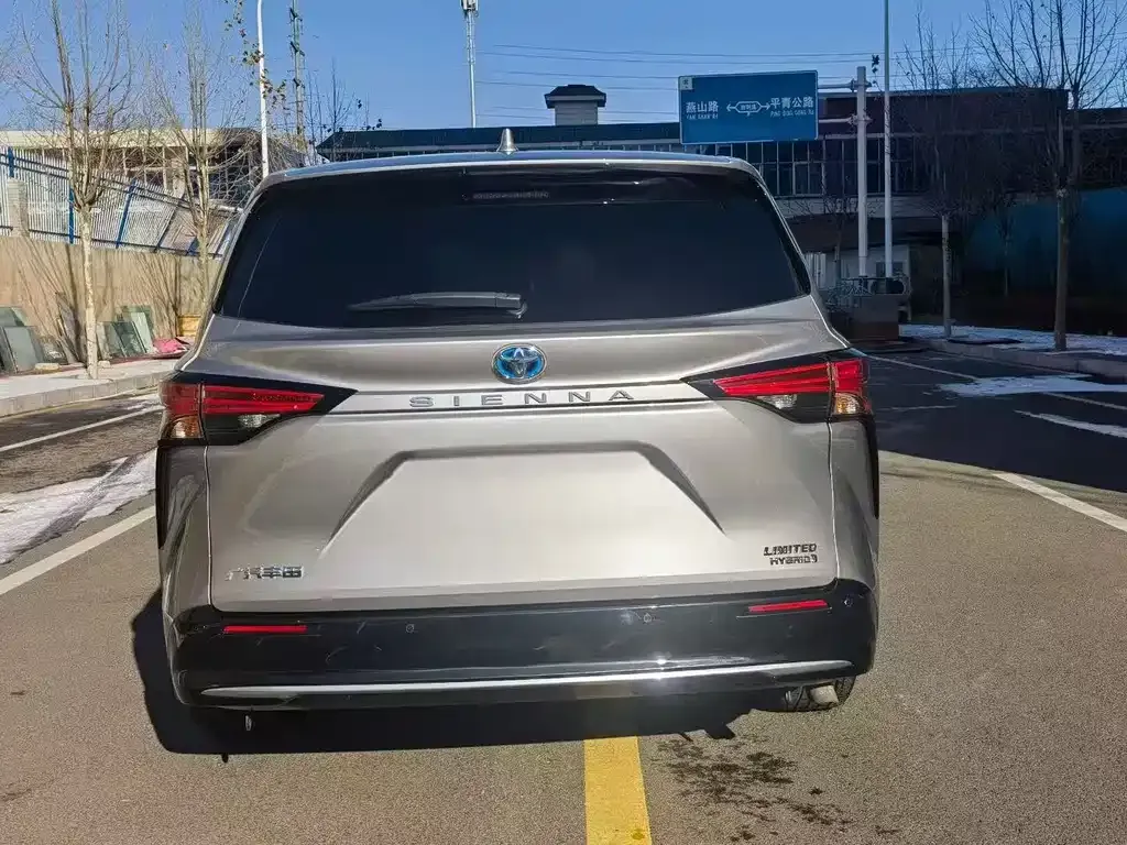 Toyota Sienna — фото 6
