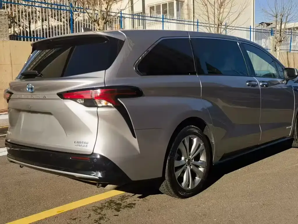 Toyota Sienna — фото 3