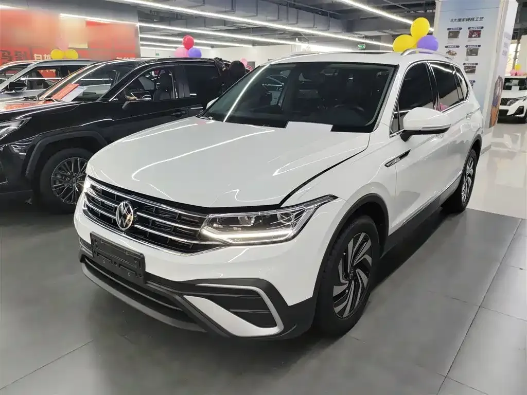 Volkswagen Tiguan L — фото 7