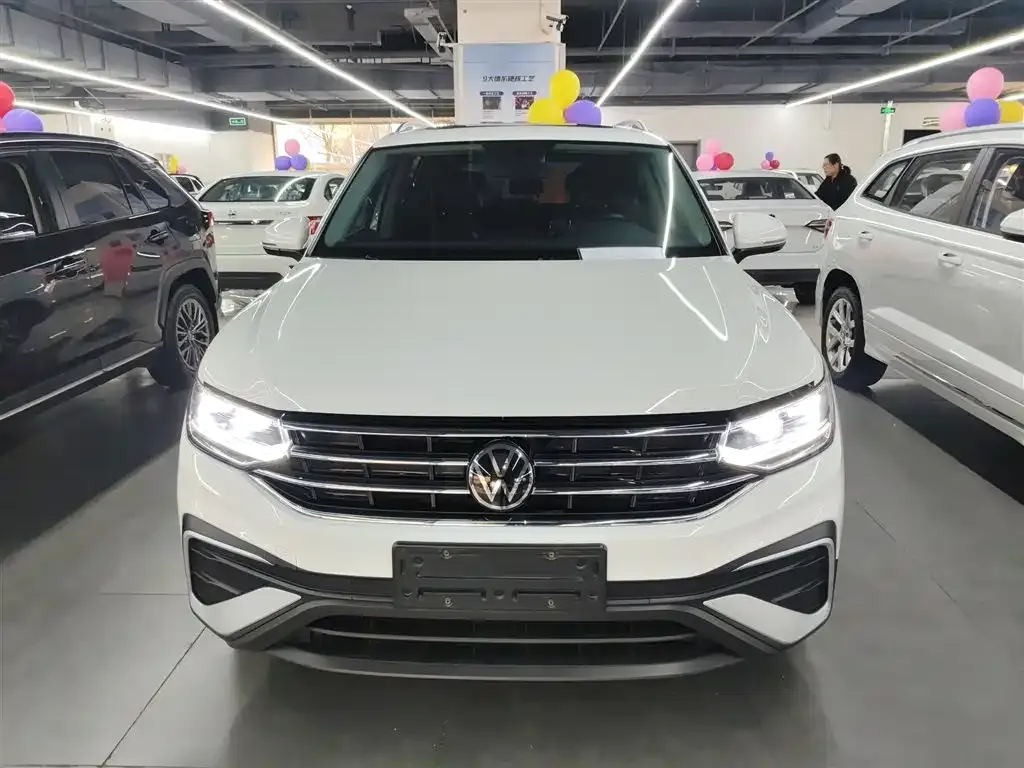 Volkswagen Tiguan L — фото 9