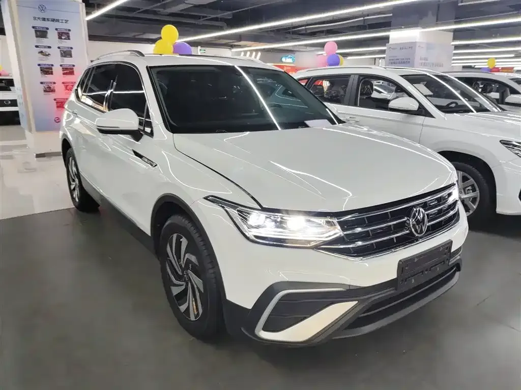 Volkswagen Tiguan L — фото 10