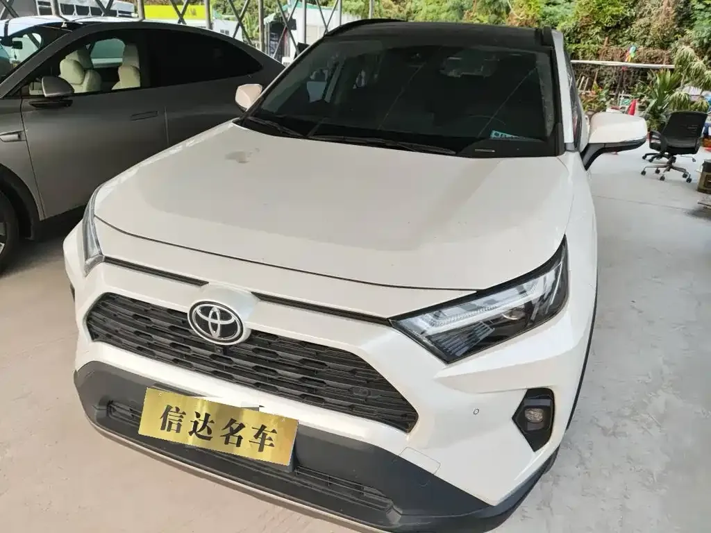 Toyota RAV4 — фото 1