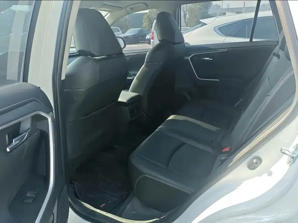 Toyota RAV4 — фото 2