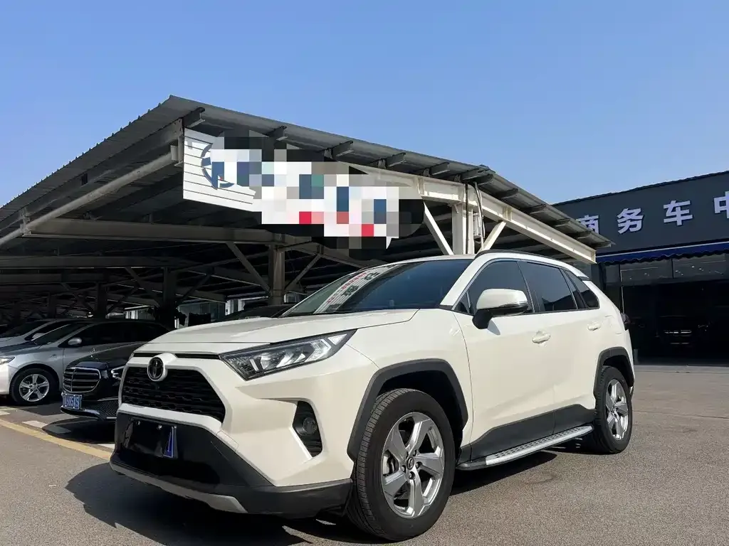Toyota RAV4 — фото 1