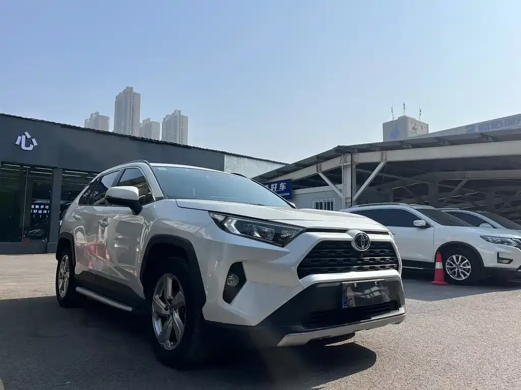 Toyota RAV4 — фото 7