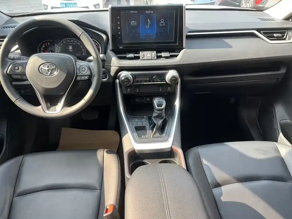 Toyota RAV4 — фото 4