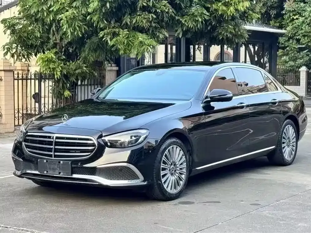 Mercedes-Benz E-Class — фото 1