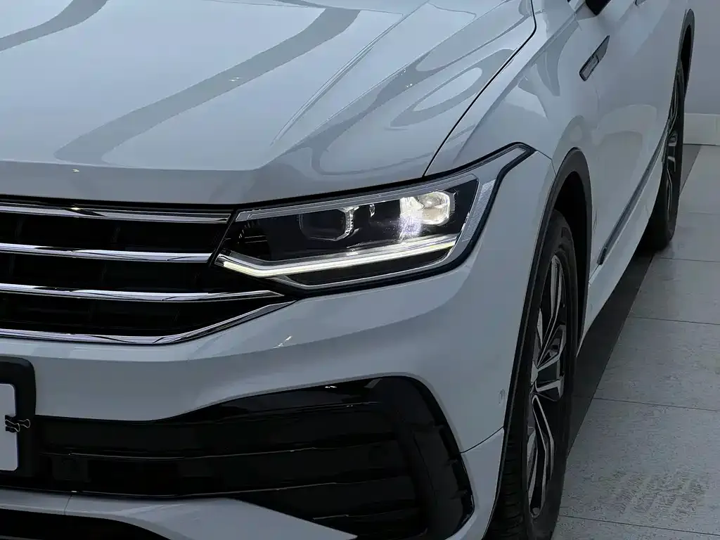 Volkswagen Tiguan L — фото 7